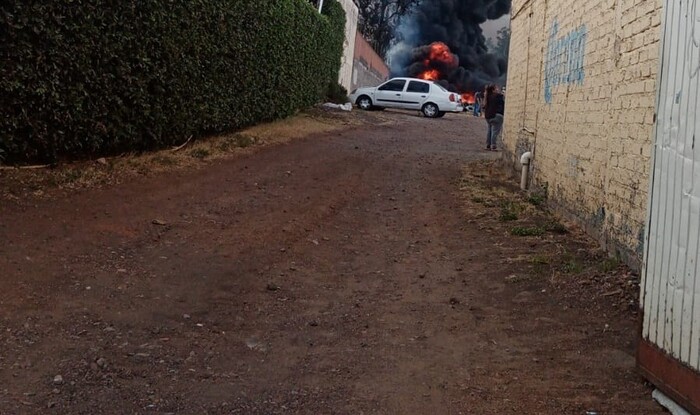 Incendio de llantas provoca enorme columna de humo negro en Morelia