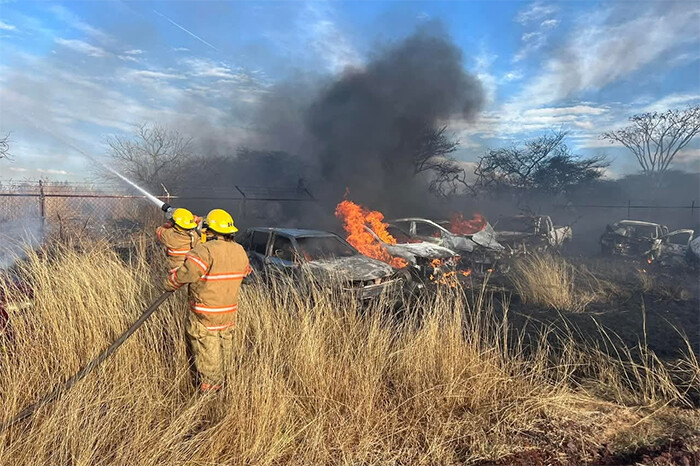 Incendio de pastizal alcanza corralón en La Piedad, dejando al menos 27 vehículos calcinados