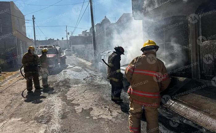 Incendio de pastizal devora camioneta en La Piedad