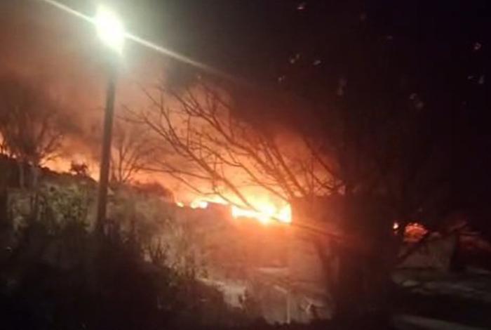 Incendio de pastizal se extiende a terrenos baldíos de la colonia El Resplandor, en Morelia