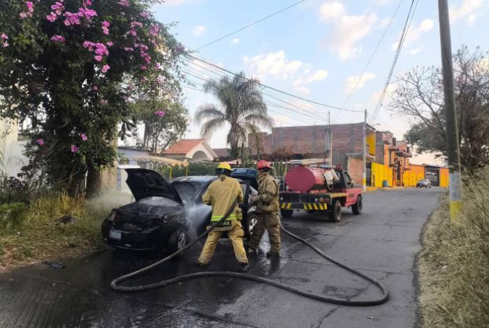 Incendio de vehículo moviliza a bomberos en Purépero; no hay personas lesionadas