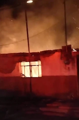 Incendio deja a familia sin hogar en Uruapan