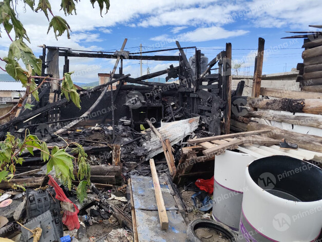 Incendio devora casa de madera en Morelia