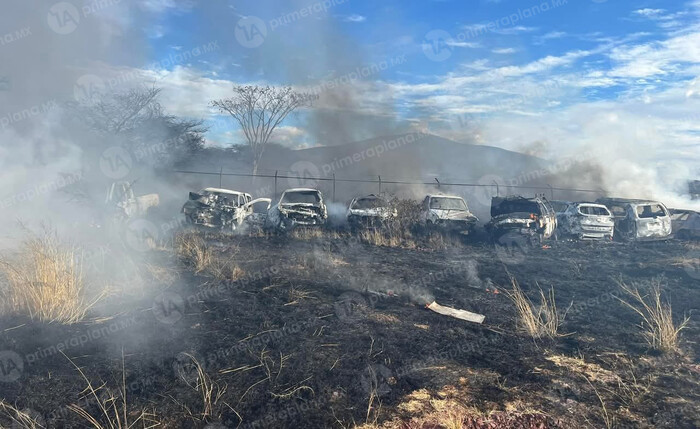 Incendio en corralón de La Piedad devora casi 30 autos