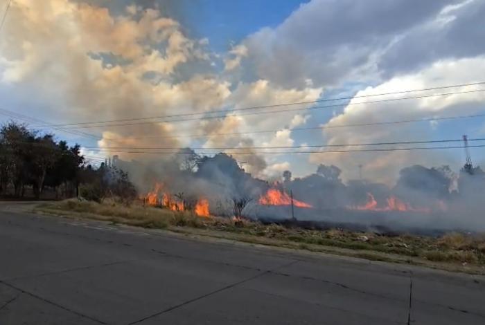Incendio en lote baldío cerca de Villas del Pedregal genera preocupación vecinal