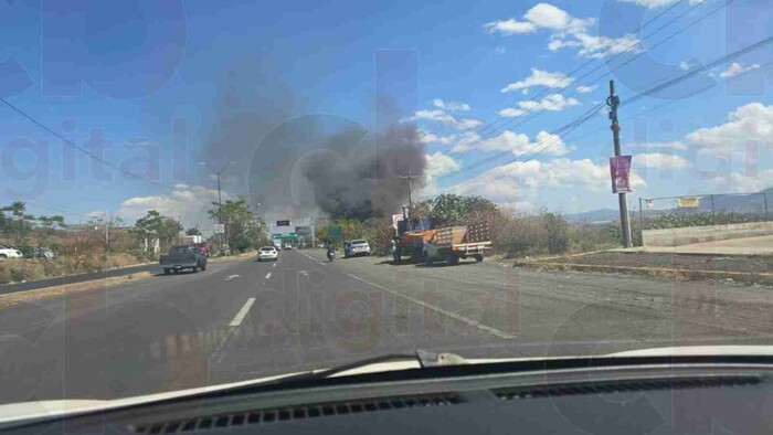 Incendio en lote de vehículos chatarra en Morelia fue provocado por quema de pastizales