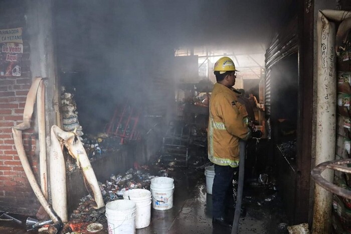 Incendio en mercado de Apatzingán consume al menos 20 locales