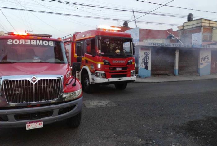 Incendio en negocio de artículos de limpieza moviliza a bomberos en Morelia