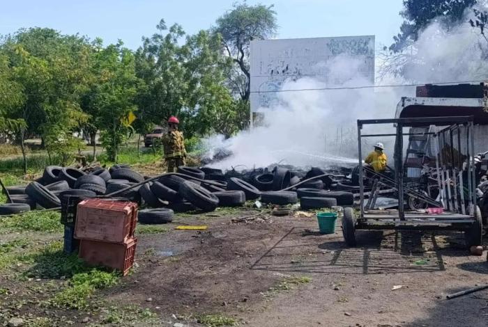 Incendio en vulcanizadora de Apatzingán: Queman llantas y el responsable huye