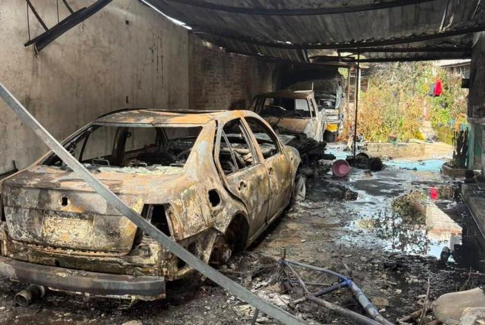 Incendio por fuga de gas consume vivienda y tres camionetas en Zacapu
