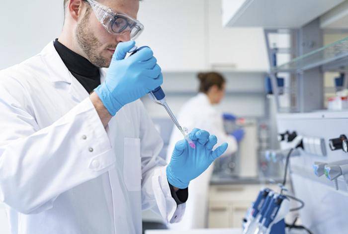 Industria farmacéutica puede triplicarse con mejor regulación, señalan expertos