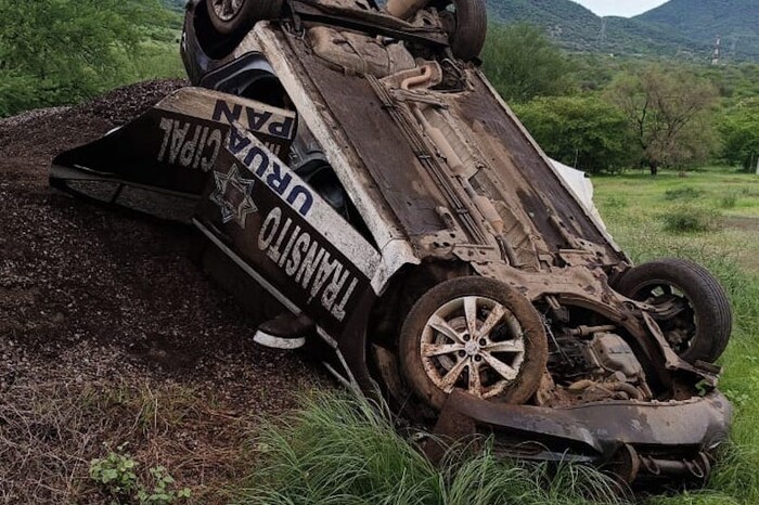 Inhabilitan a policías que se volcaron en la Autopista Siglo XXI