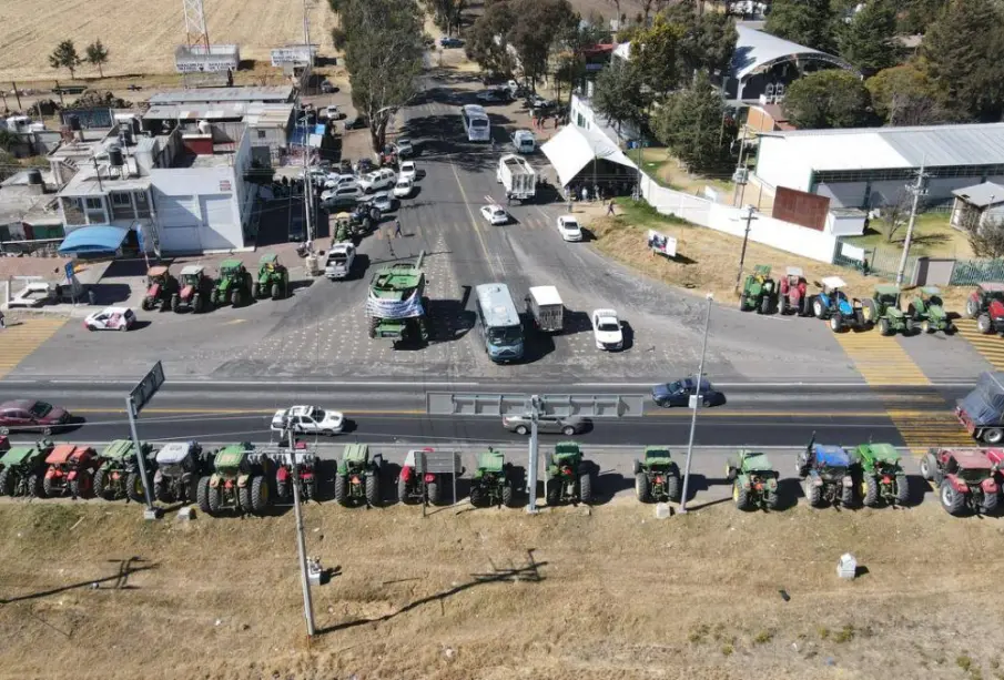 Inicia paro nacional de transportistas y agricultores