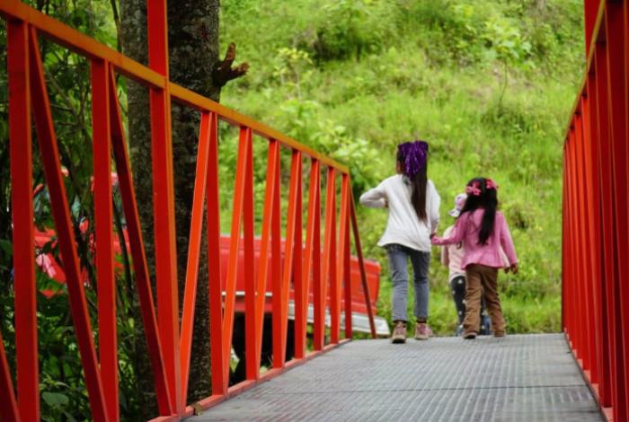 Inician construcción de puente peatonal en Charo tras solicitud de la comunidad