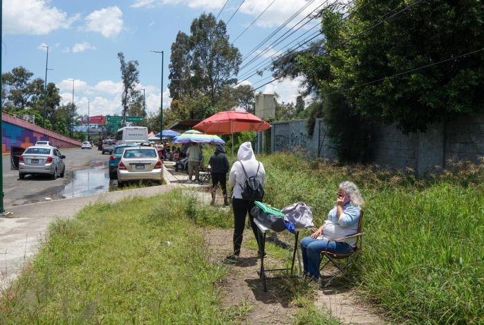 Inician filas de fanáticos de Carín León, para canje de boletos