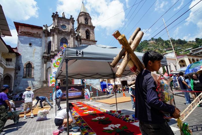 Inician preparativos para la Fiesta de la Santa Cruz en Angangueo