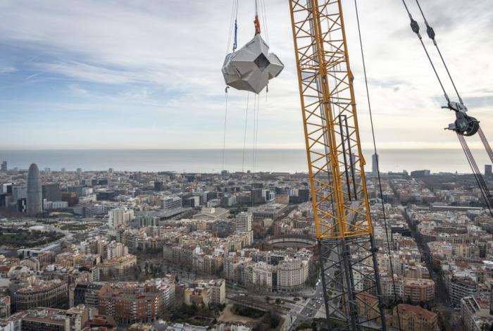 Instalados los cuatro brazos de la cruz más alta de la Sagrada Familia de Gaudí