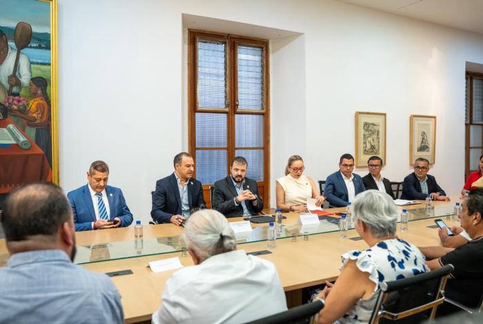 Instalan mesa de diálogo para destrabar huelga en la UMSNH