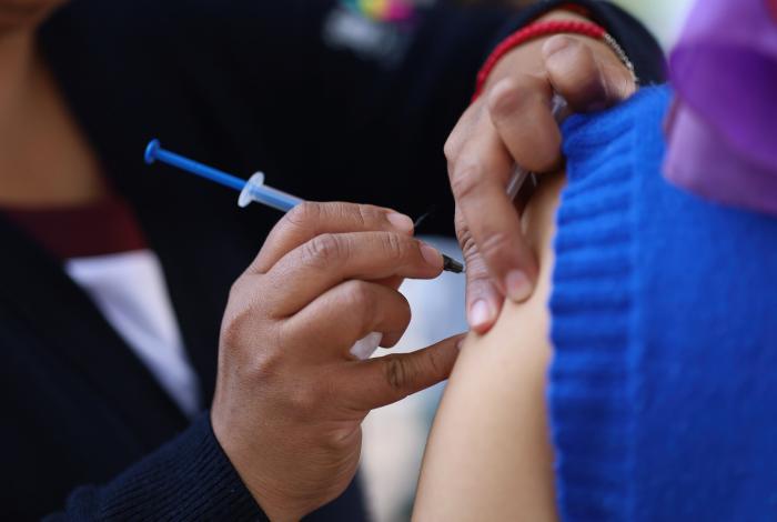 Instalan módulos de vacunación en Sacristía de Catedral y estacionamiento de la SSM