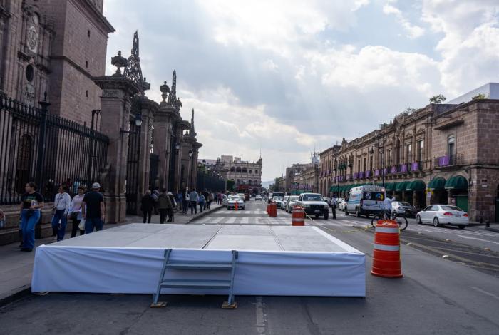 Instalan templetes en lateral de Avenida Madero por realización de Viacrucis