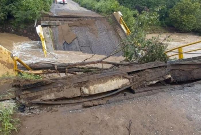 Intensas lluvias colapsan puente en arroyo de la comunidad El Rodeo