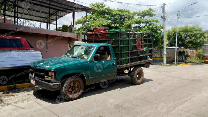 Intenta huir tras atropellar a una mujer y un niño; ciudadanos lo persiguen