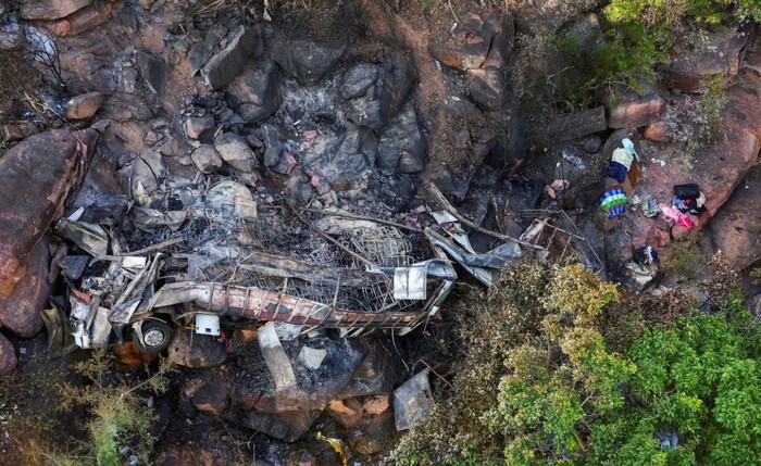 #Internacional |  Autobús cae a un barranco dejando 45 muertos en Sudáfrica; niño de 8 años único sobreviviente