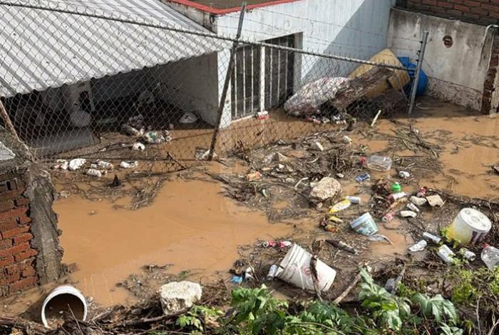 Inundación en Loma Dorada afecta 12 viviendas; CEPCM realiza labores de apoyo