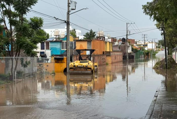 Inundación golpea Galaxia Tarímbaro; agua alcanza viviendas y un par de autos