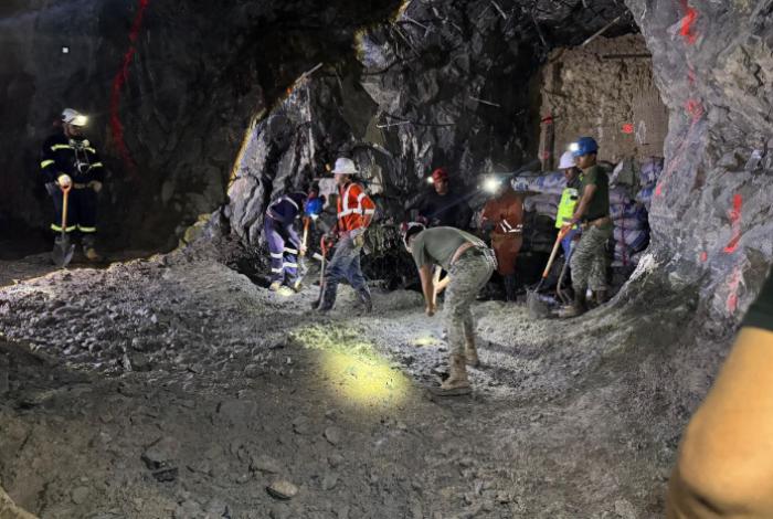 Inundaciones y jales dificultan rescate de tres mineros en la zona cero de Sinaloa