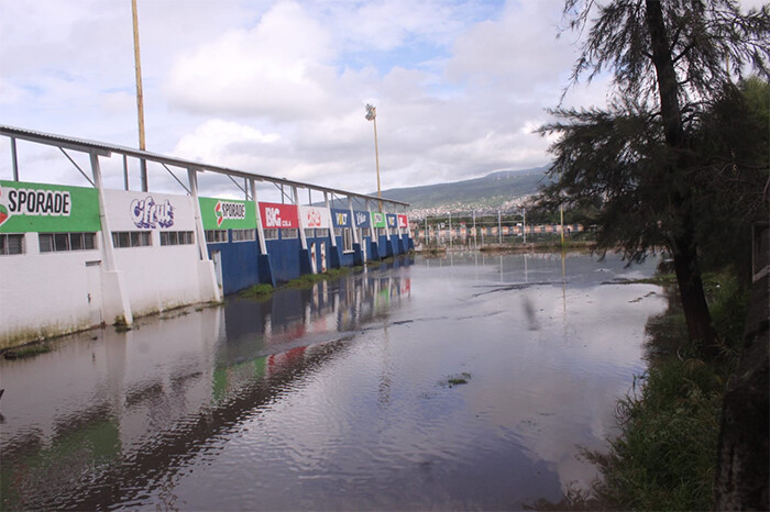 Inundan a propósito canchas de Policía y Tránsito para desfogar el dren Barajas y evitar más inundaciones