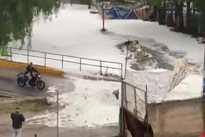 Investigación sobre espuma densa tras desbordamiento de río en Naucalpan, Estado de México
