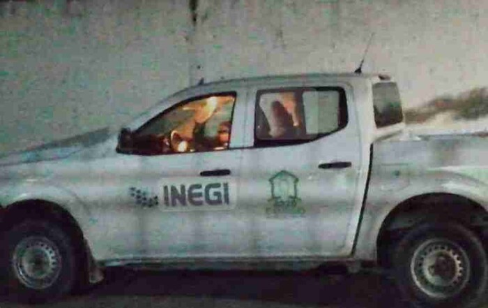 Investigan autoridades federales robo de camioneta sobre la autopista, a la altura de Tiripetío