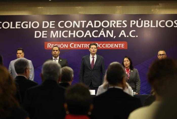 Invita Alfonso Martínez a la participación de profesionistas en la vida pública