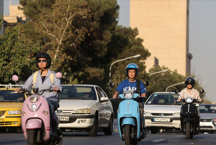 Irán aprueba que las mujeres puedan conducir motocicletas
