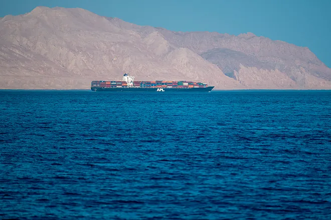 Irán informa sobre la incautación de dos buques mercantes en el estrecho de Ormuz