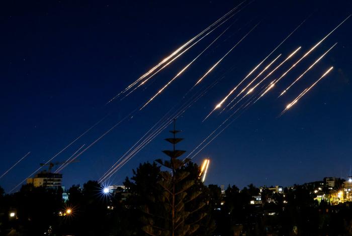 Irán lanza misiles balísticos contra bases de EU en Qatar e Irak