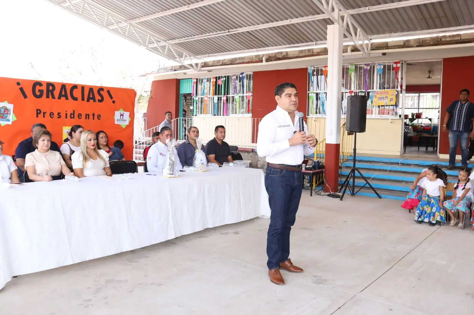 Jardín de niños “Moisés Saenz” de Huetamo, tiene sanitarios y techo elevado nuevos.
