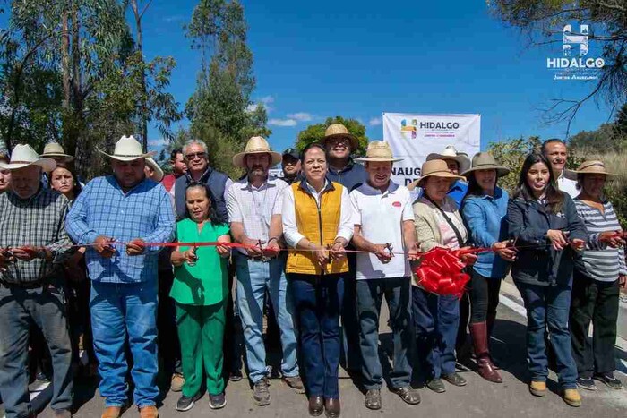 Jeovana Alcántar Baca, inauguró la pavimentación asfáltica en el acceso de Manzana de Alcalá y la rehabilitación del drenaje sanitario en San Jerónimo.