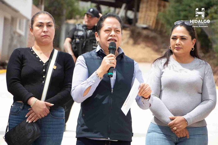 Jeovana Alcántar, inauguró la pavimentación de la calle sin nombre a un costado de la iglesia de la Tenencia de Puente de Tierra