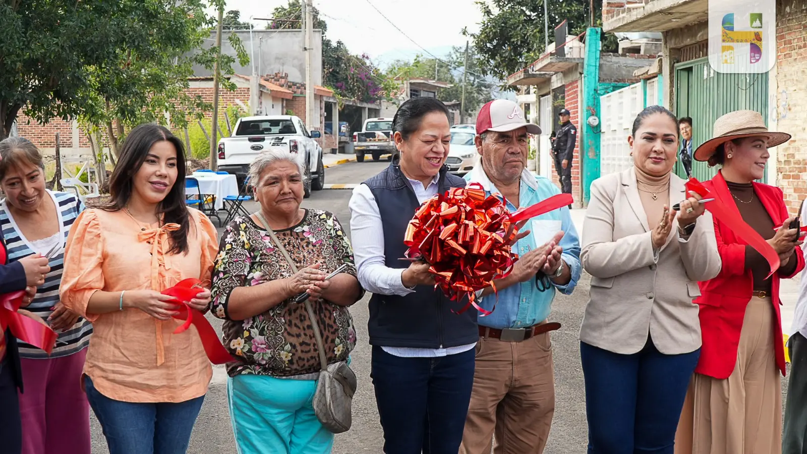 ​Jeovana Alcántar, inauguró la pavimentación asfáltica del camino al potrero de la colonia Fabrica la Virgen