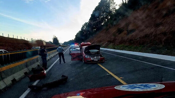 Jetta es impactado por tráiler en la autopista Siglo XXI