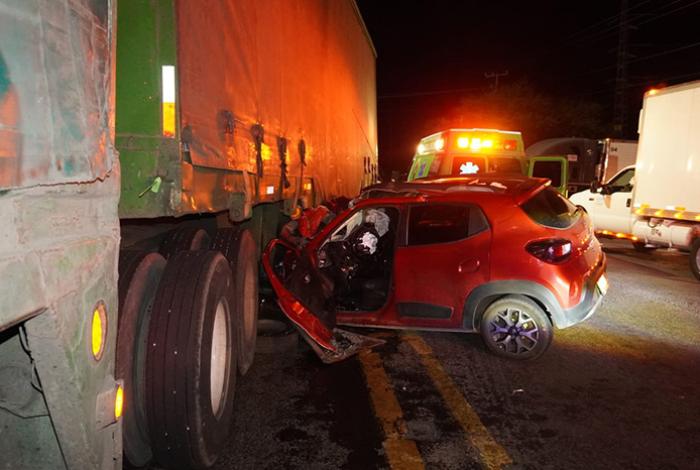 Joven conductor queda grave al chocar su auto contra el remolque de un tráiler, en Zamora
