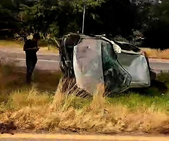 Joven ileso tras aparatosa volcadura en la Morelia-Pátzcuaro