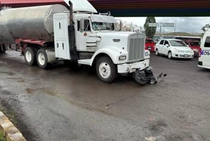 Joven motociclista queda lastimada tras ser chocada por tráiler en el Distribuidor Vial Salida a Charo