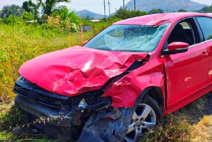 Joven motociclista queda herida en fuerte choque de frente conta un auto