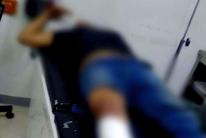 Joven motociclista sobrevive a fuerte choque en Apatzingán