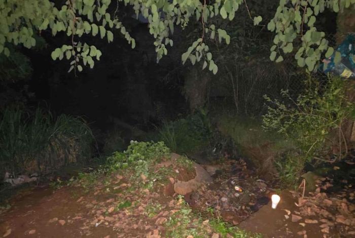 Joven muere al caer de un angosto puente a un arroyo, en el municipio de Tacámbaro