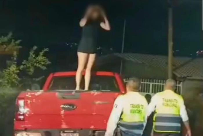 Joven mujer en estado de ebriedad se resiste a ser detenida tras provocar aparatoso accidente en Uruapan
