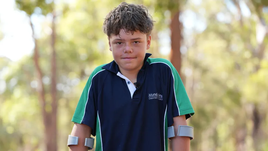 Joven nada por cuatro horas para salvar a su familia